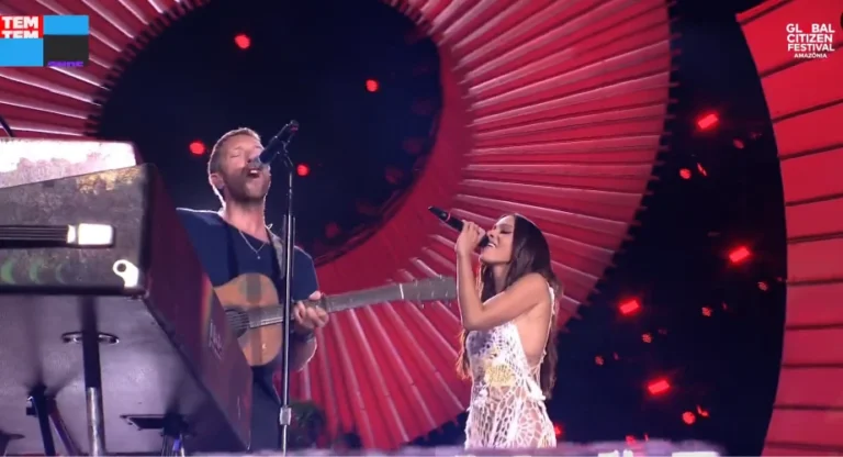 Chris Martin fala português e canta com Anitta no Global Citizen Festival
