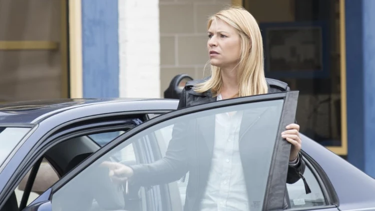 Atriz de “Homeland” diz ter sentido vergonha por engravidar aos 44 anos