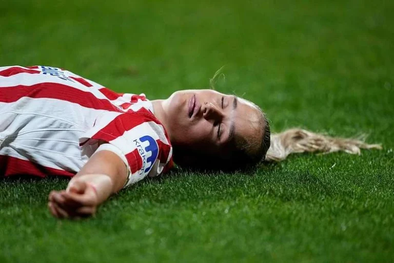 Jogadora sofre trauma cerebral e perde os sentidos durante partida da Champions feminina
