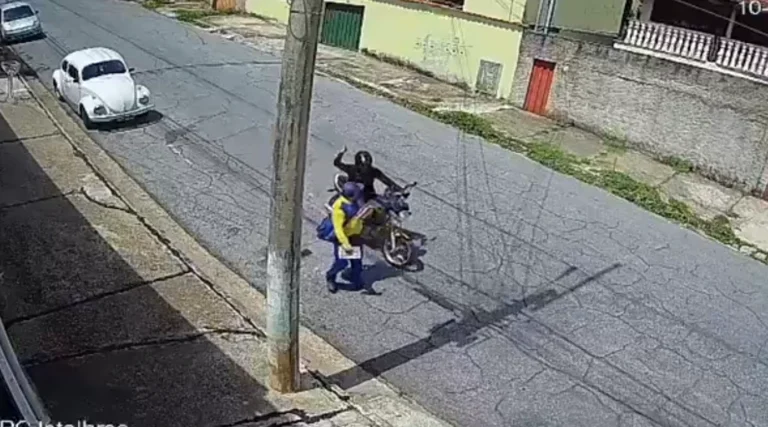 Vídeo: carteiro é atacado por motociclista em Belo Horizonte