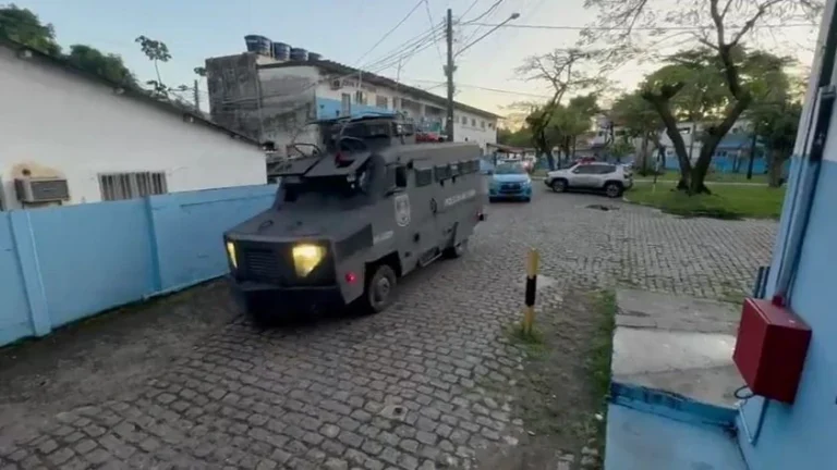 Motoboy confundido com miliciano é torturado por traficantes do CV no Rio