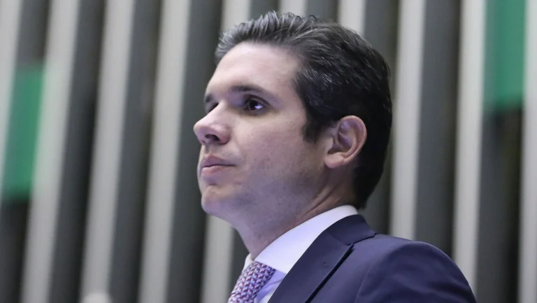 Hugo Motta participa de posse de Aécio Neves como presidente do PSDB