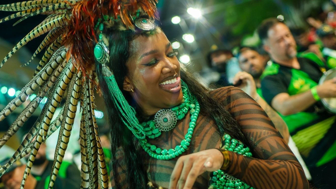 Iza canta e samba no minidesfile da Imperatriz no Dia Nacional do Samba