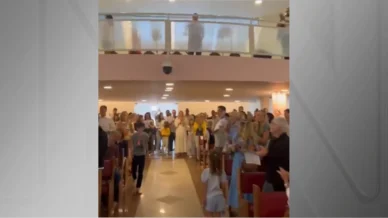 Fiéis aplaudem Castro em missa após ação policial no RJ