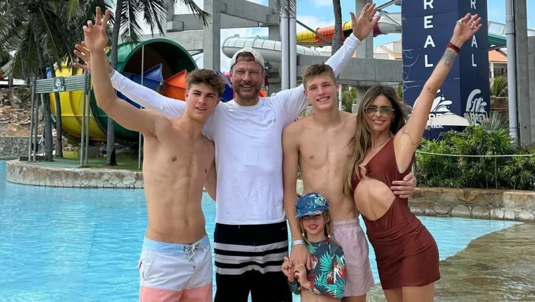 Fernanda Lima e Rodrigo Hilbert curtem dia no parque aquático com os filhos