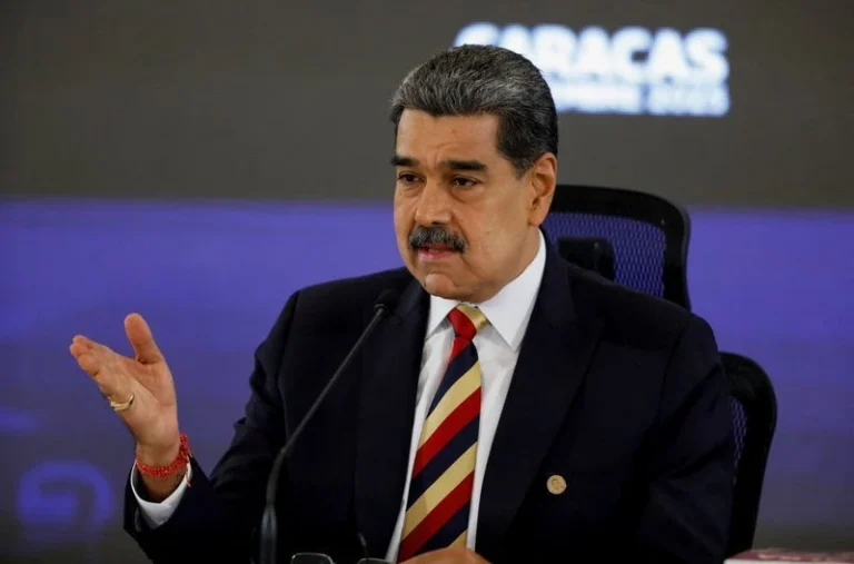 Maduro pede apoio à Rússia e China em meio à pressão dos EUA, diz jornal