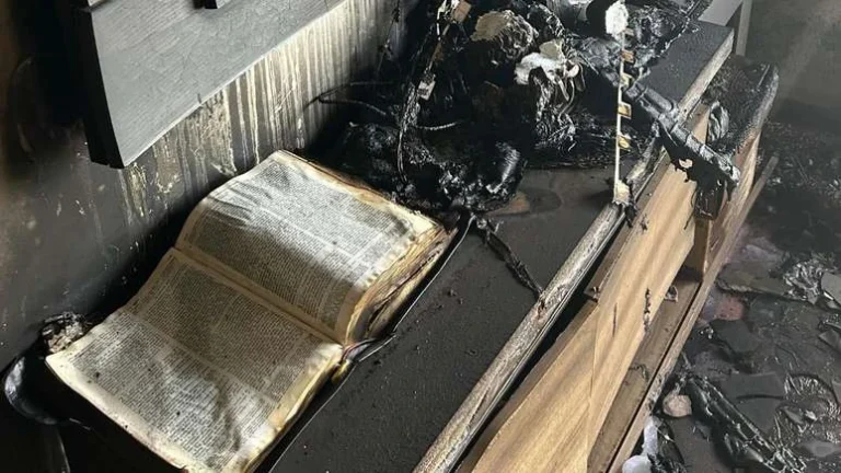Bíblia permanece intacta após incêndio atingir apartamento no RS