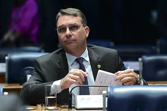 Anúncio rende apoio a Flávio na direita e “preço” reduz avanço, diz Palver
