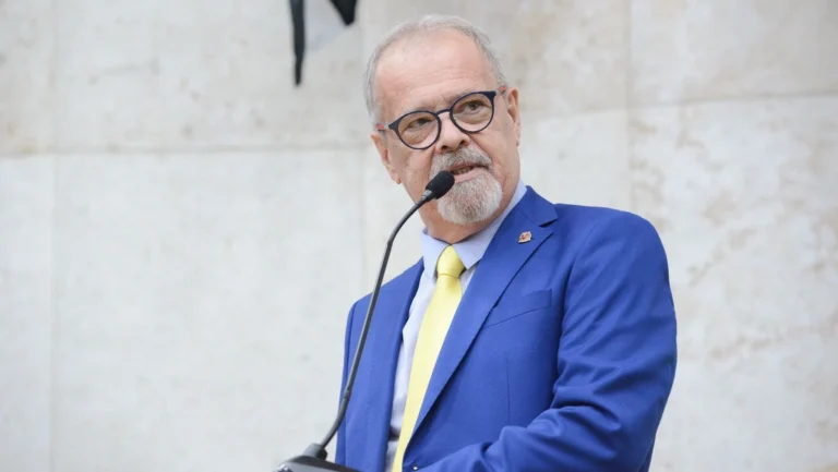 Sem votos contra, Ricardo Teixeira é reeleito presidente da Câmara de SP