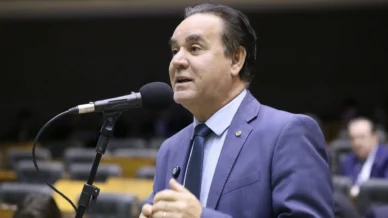 Quem é Adilson Barroso, que assume vaga de Carla Zambelli na Câmara