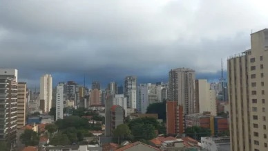 Chuvas retornam com intensidade e temperatura cai em São Paulo nesta terça