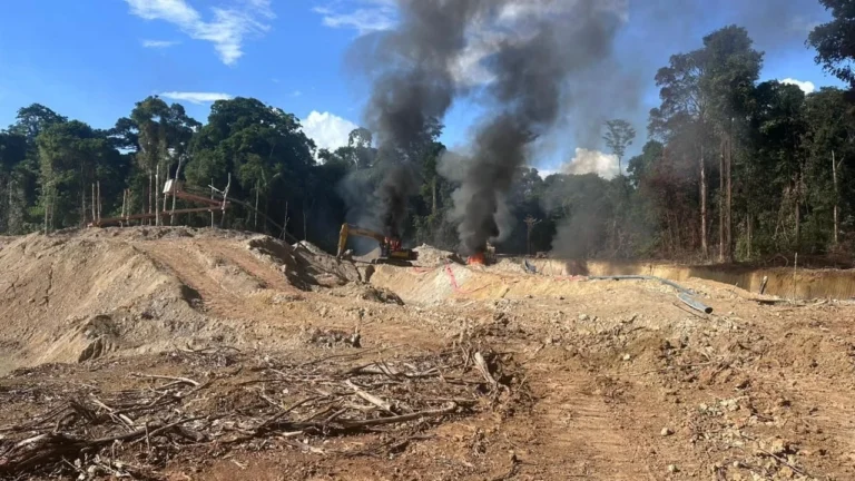 Operação da PF contra garimpo destrói embarcações no Amapá