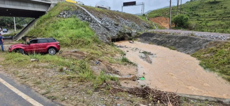 SC: casal e bebê são achados mortos após carro ser arrastado pela chuva