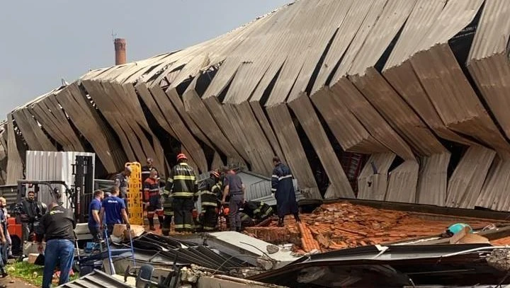 Chuva devasta Franca, derruba fábrica e mata uma pessoa; veja imagens