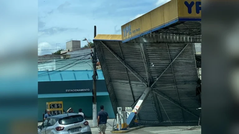 Vídeo: estrutura de posto de gasolina desaba após vendaval em SP
