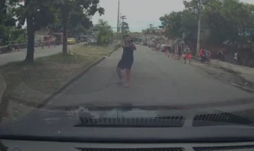 Vídeo: motorista flagra criminosos armados atirando e fechando rua no RJ