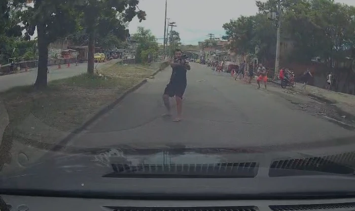 Vídeo: motorista flagra criminosos armados atirando e fechando rua no RJ