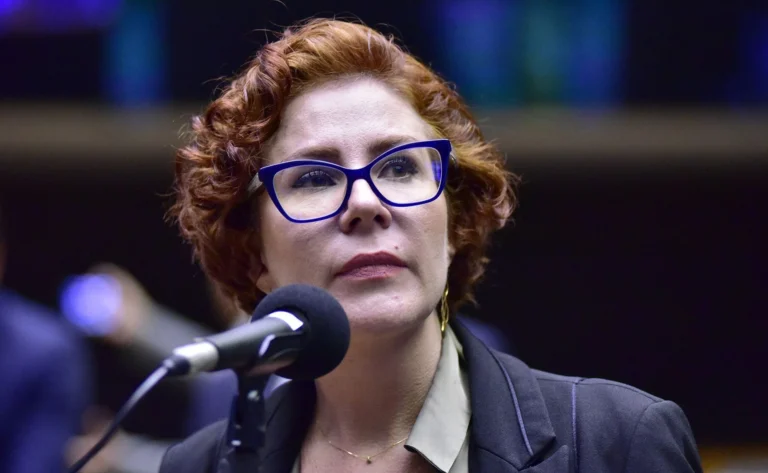 CCJ da Câmara aprova cassação do mandato de Zambelli; caso vai a plenário