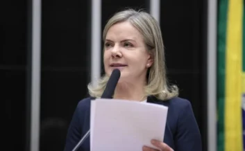 Gleisi celebra retirada de sanções contra Moraes: 