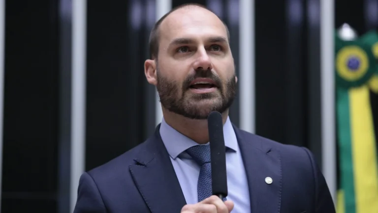 Eduardo Bolsonaro diz receber com “otimismo” conversa entre Trump e Lula
