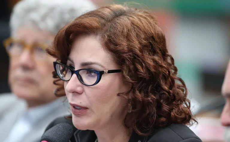 Zambelli nega “rendição” e diz que renúncia é “marco de resistência”