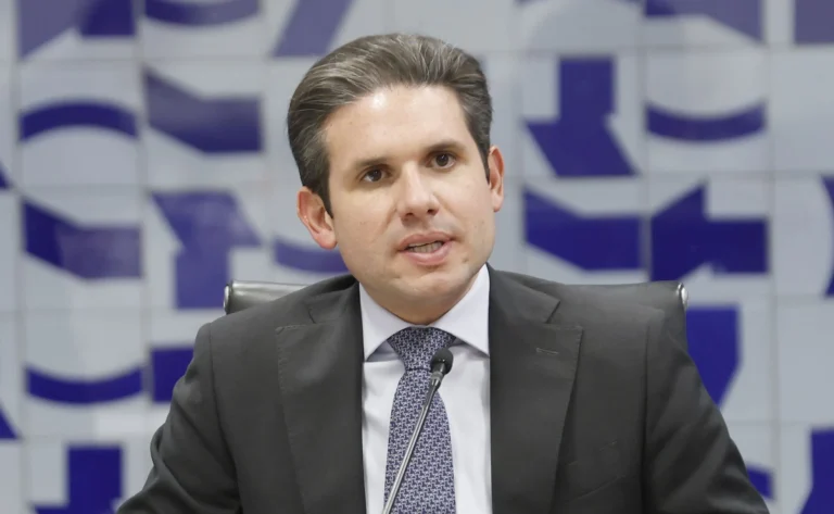 “Temos que proteger a democracia do grito”, diz Hugo sobre Glauber Braga