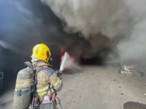 Incêndio atinge três galpões em Betim