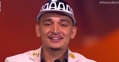 Prêmio Multishow 2025: João Gomes se emociona ao ganhar como Artista do Ano
