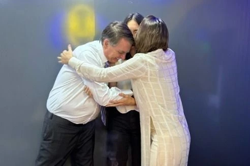 Filha visitou Bolsonaro e ambos ficaram abraçados, diz Michelle