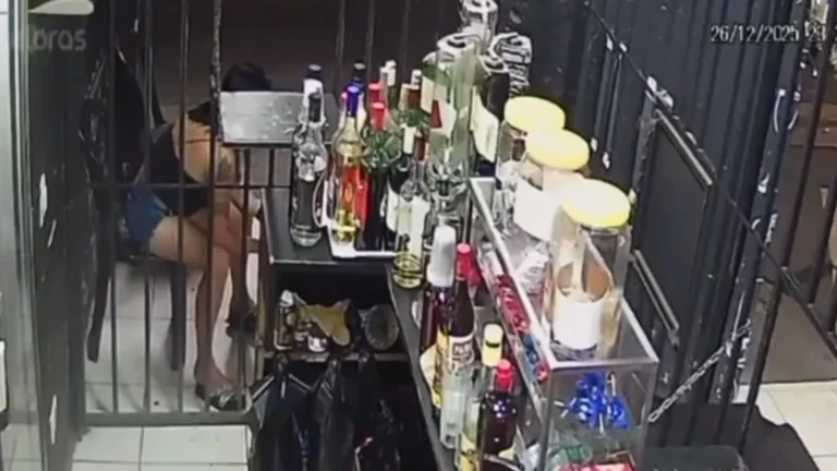 Polícia procura homens que mataram mulher com mais de 20 tiros em SP