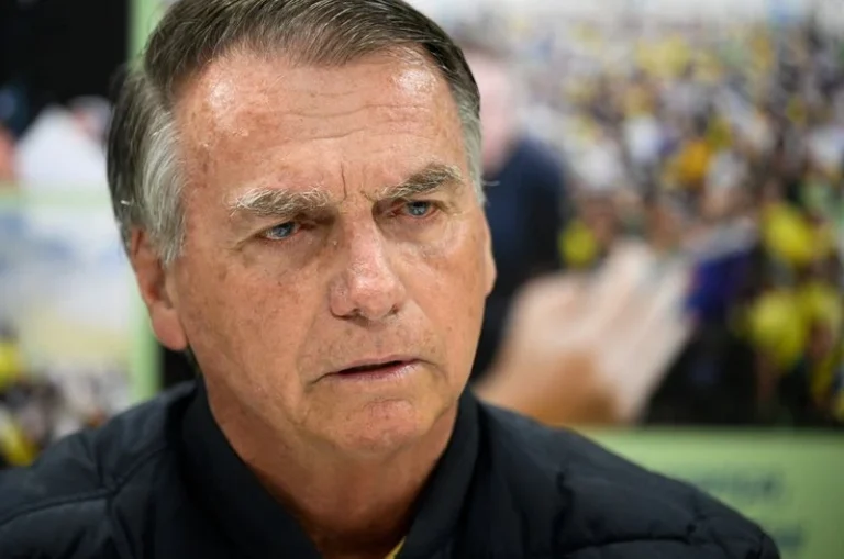 Justiça suspende decisão que bloqueava benefícios vitalícios de Bolsonaro