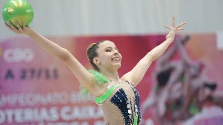 Campeã de ginástica Isabelle Marciniak morre de câncer aos 18 anos no PR