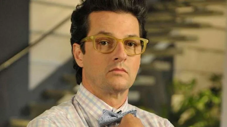 Ele voltou! Sucesso de Fina Estampa, Crô surge rico e entediado em Três Graças