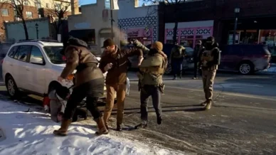 Pais de homem morto a tiros em Minneapolis condenam 