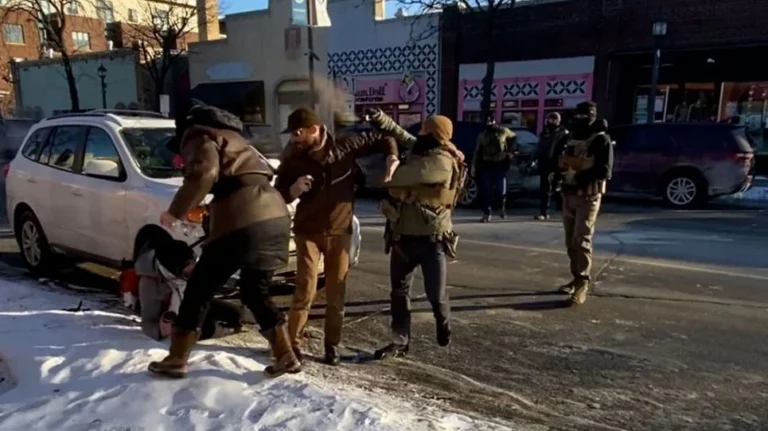 Pais de homem morto a tiros em Minneapolis condenam “mentiras” do governo