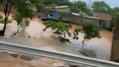 Fortes chuvas provocam desmoronamentos e deixam famílias ilhadas em MG