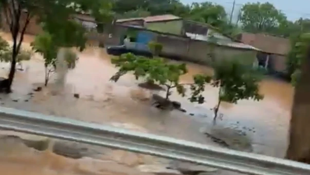 Fortes chuvas provocam desmoronamentos e deixam famílias ilhadas em MG