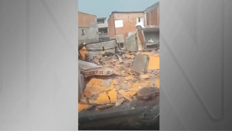 Prédio interditado desaba após fortes chuvas em Itaquaquecetuba (SP)