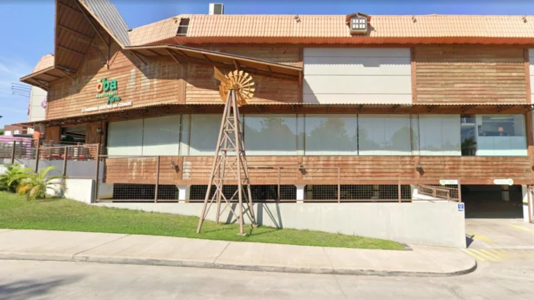 Quatro pessoas ficam feridas após elevador despencar em hortifruti de SP