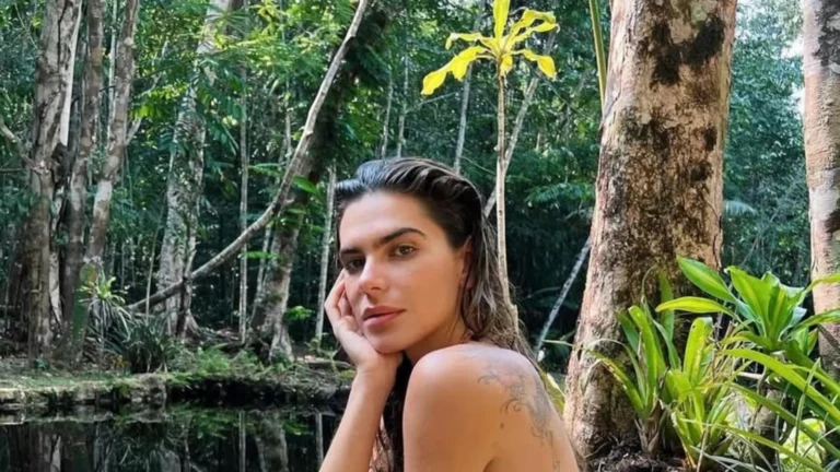 Mariana Goldfarb posa nua em cachoeira e reflete: Me sinto cansada