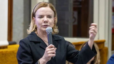 Gleisi diz que deve ser substituída por Olavo Noleto no governo