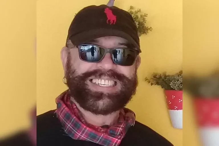 Homem arrastado por enxurrada havia saído para tirar o carro da rua