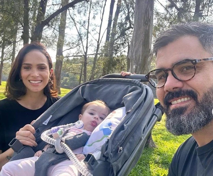Mulher do ator Juliano Cazarré comemora avanço na reabilitação da filha