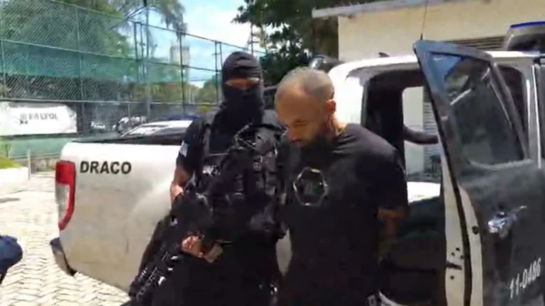 Polícia prende suspeitos e apreende armas em operação na zona oeste do RJ