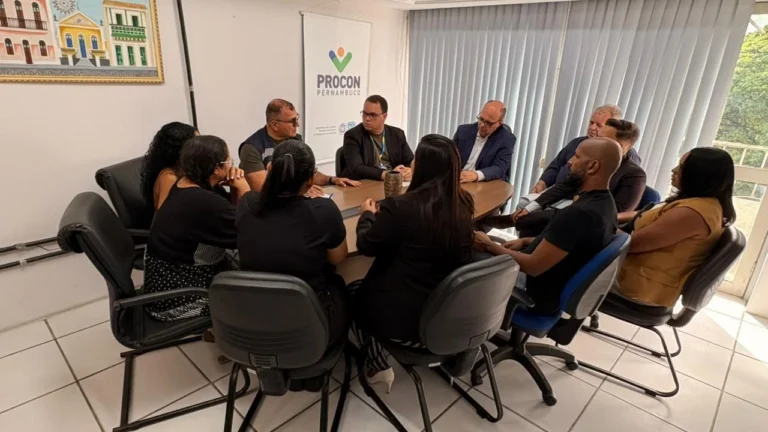 Após agressão, Procon debate regras de atendimento em Porto de Galinhas