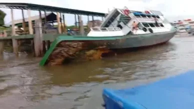 Embarcação carregada com cerveja naufraga no Marajó; veja vídeo