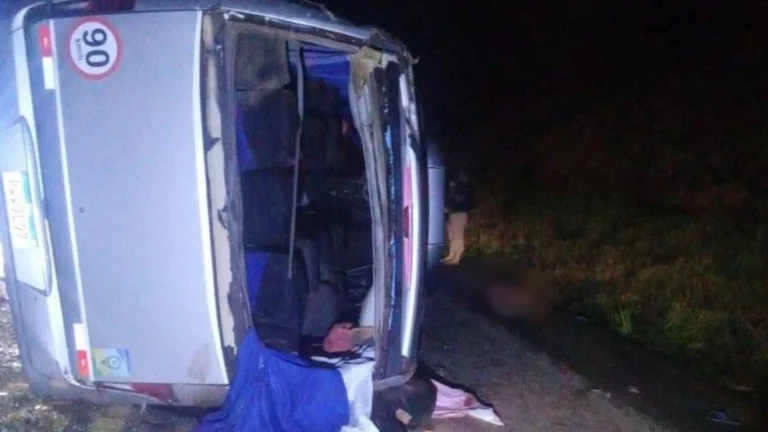 Micro-ônibus da prefeitura tomba na Bahia e deixa 2 mortos e 20 feridos