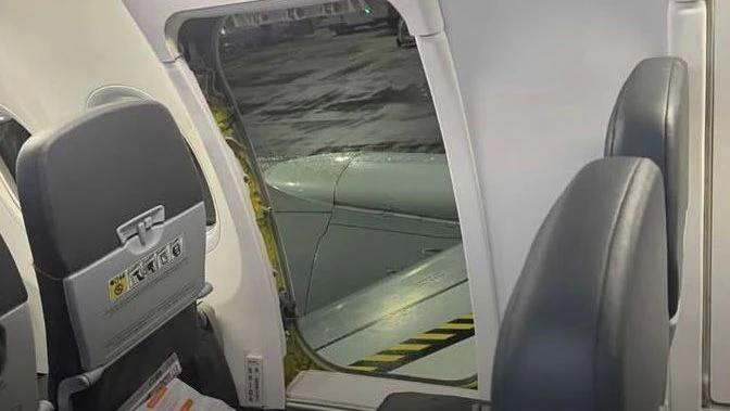 Passageiro é retirado de voo em Guarulhos após acionar porta de emergência