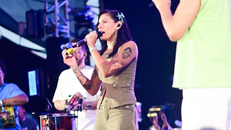 Ana Castela reage à pergunta sobre ex durante show: “Não vai ficar brava?”