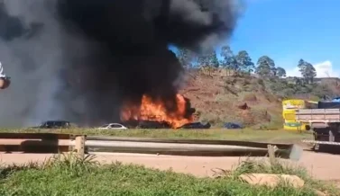 VÍDEO: ônibus de turismo transita em chamas na Rodovia Fernão Dias em MG